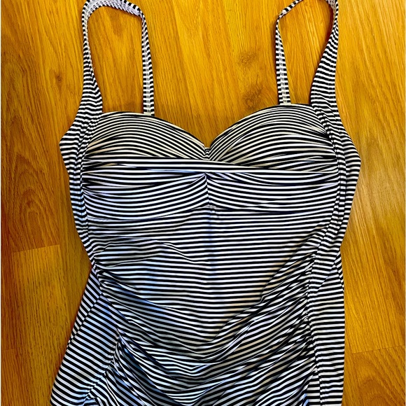 niptuck Other - Nip tuck Women’s Sz 10 tankini top Slimming, Beach wear, summertime pools